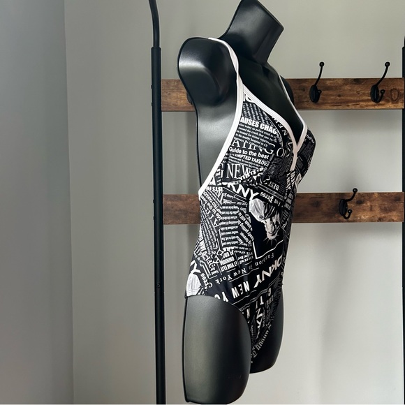 DKNY women’s NEWSPRINT BLACK WHITE Graphic T-Back One-Piece Swimsuit size M NEW - Picture 4 of 6